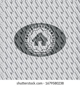 icono del hogar dentro de una brillante insignia de plata. Patrón de escalas. Ilustración vectorial. Detallado.