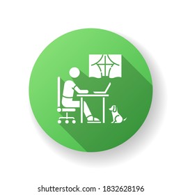 Icono de glifo de sombra larga de diseño plano verde de escolaridad en casa. Clases en línea, curso de formación en Internet. Educación a distancia, e aprendizaje. Estudiante remoto con silueta portátil ilustración de color RGB