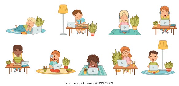 Estudio en casa y aprendizaje a distancia con niños frente al juego de vectores para portátiles y Tablet PC