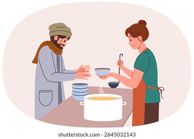 Um morador de rua recebe comida de uma voluntária do sexo feminino de um abrigo para pessoas pobres que estão desempregadas. Meninas fazem trabalho voluntário em instituições de caridade que almoçam com pessoas desabrigadas com vales de nutrição.