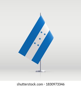 Símbolo del estado de la bandera de Honduras aislado en una bandera nacional de fondo. Tarjeta de saludo Día Nacional de la Independencia de la República de Honduras. Cartel de ilustración con bandera de estado realista.