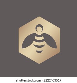 Logo de Honeybee. Insectos de abejas, emblema de colmena para la identidad de marca comercial natural y orgánica. Icono animal volador aislado en fondo oscuro. Carácter creativo. Gráfico de ilustración de vector oro de estilo moderno.