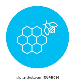 Honeycomb y un icono de la línea de abejas para web, móviles e infografías. Icono de blanco vector en el círculo azul claro aislado en fondo blanco.