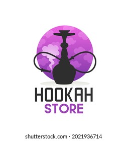 Icono de la tienda de narguile con shisha, pipa curva y humo. Emblema vectorial para el bar, salón, restaurante o club de hooka. Equipo árabe oriental para vaporizar y fumar tabaco aromatizado con etiqueta de tubo