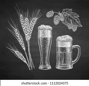 Hopfen, Malz, Bierglas und Bierkrug. Skizze auf schwarzem Hintergrund. Handgezeichnete Vektorgrafik. Retro-Stil.