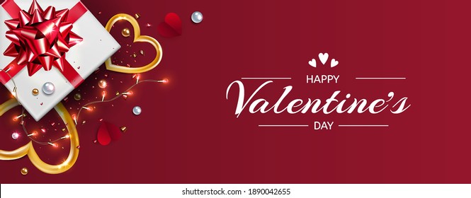 fondo horizontal para felicitaciones por el día de San Valentín. Tarjeta de saludo con regalo y cinta roja, corazones dorados y dulces brillantes esparcidos en un fondo rojo. Cartel de promoción del Feliz Día de San Valentín