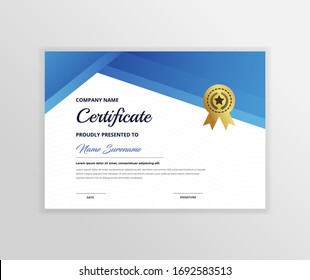 Plantilla de certificado horizontal con un distintivo de lujo y una forma moderna de degradado de color azul. Para premios y educación