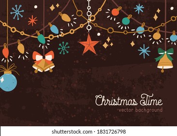 Fondo de navidad horizontal con guirnaldas colgantes, baubles y campanas. Fondo de vacaciones con decoraciones navideñas y un lugar para el texto. Ilustración vectorial texturizada de la tarjeta estacional en estilo plano