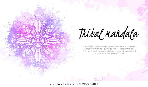 Horizontale mystische Karte mit volkstümlichem Muster und Platz für Text. Stammes geometrisches Mandala mit Aquarellspritzungen. Vector Vorlage für Cover, Banner, Visitenkarten und Ihr kreatives Netzwerk.