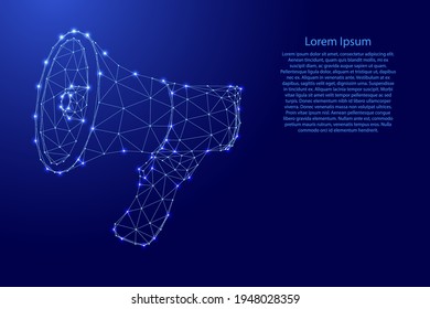 Horn, Lautsprecher, Mundstück, elektrisches Megaphon, aus futuristischen polygonal blauen Linien und leuchtenden Sternen für Banner, Poster, Grußkarte. Vektorgrafik.