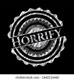 Horrible emblema de tiza escrito en una pizarra. Ilustración vectorial. Detallado.