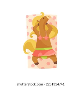 Ilustración vectorial del personaje de dibujos animados de caballos tomando sol. Estación de veraneo, cómico animal salvaje con trajes de baño rosa relajante en toalla de playa con fondo blanco. Vida silvestre, concepto de vacaciones