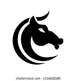Cabeza de caballo con forma de hombre en forma de c arte del logotipo, tatuaje estilizado abstracto, ilustración vectorial gráfica negra sobre fondo blanco