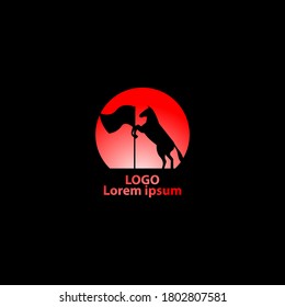 logo del caballo y bandera roja.