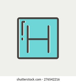 Linha fina do ícone do hospital para web e móvel, design plano minimalista moderno. Ícone de vetor com contorno cinza escuro e cor de deslocamento no plano de fundo cinza claro.