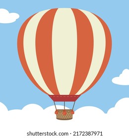 Heißluftballon fliegt in den Wolken