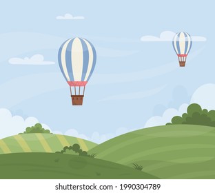 Ein Heißluftballon am Himmel über einem grünen Feld. Vektorgrafik