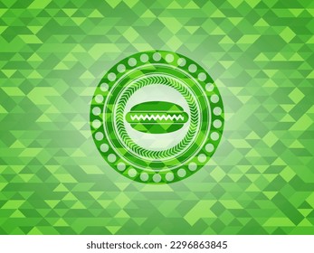 icono de hot dog dentro del emblema verde con fondo de mosaico triangular. 