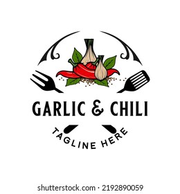 Logo-Design mit heißer Sauce. Chilis und Gewürze, für Sauce Label, würzige Lebensmittel.