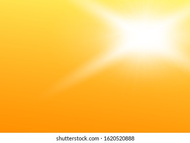 Ciel d'été chaud avec soleil blanc clair avec quatre rayons sur fond jaune doré - effet de soleil réaliste avec éclat de lentille. Illustration vectorielle.