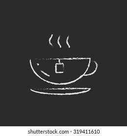 Hot Tee in einer Tasse, handgezeichnet in Kreide auf einer schwarzen, Vektorsymbol in Weiß einzeln auf schwarzem Hintergrund.