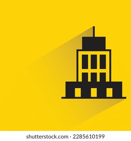 edificio de hotel con sombra sobre fondo amarillo
