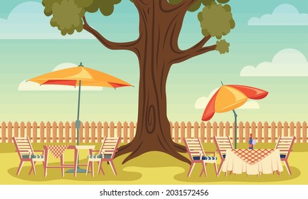 Haus-Hinterhof mit Baum und Tischen
