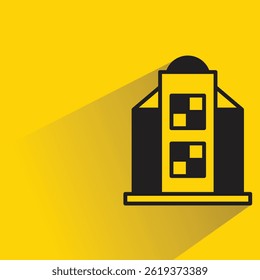 Icono del edificio de la casa con la sombra sobre fondo amarillo