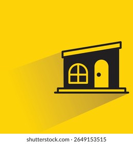 Icono del edificio de la casa con la sombra sobre fondo amarillo