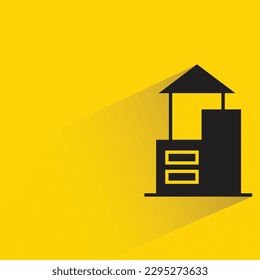 edificio de casa con sombra sobre fondo amarillo