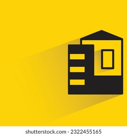 edificio de casa con sombra sobre fondo amarillo