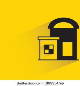 casa con sombra de caída sobre fondo amarillo