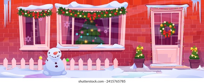 Fachada de la casa decorada para Navidad. Dibujo vectorial del árbol de X-mas en la acogedora ventana de la habitación, corona y guirnalda en la puerta, muñeco de nieve en el jardín de nieve, músculos en el techo, ánimo de vacaciones en el barrio