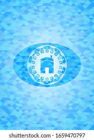 icono de la casa dentro del emblema azul cielo con fondo de mosaico triangular