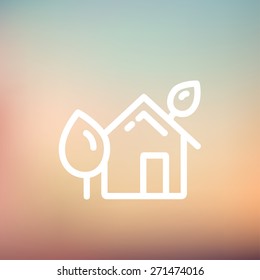 Casa con icono de hojas línea delgada para web y móvil, moderno diseño minimalista plano. Icono blanco vectorial en el fondo de malla gradiente.