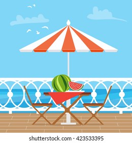 Hofgarten mit Gartenstühlen und Tisch mit Regenschirm auf dem Balkon. Blick aufs Meer. Wasserlandschaft. Picknick mit Wassermelone. Flache Vektorgrafik. 