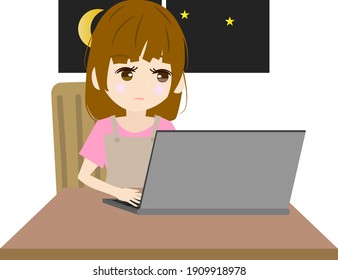 Hausfrau, die bis zur Nacht an einem Computer arbeitet