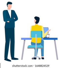 Cómo escribir un plan de negocios, una persona sentada en la mesa y un supervisor jefe parado encima de él. Persona de dibujos animados y hombre de negocios, discusión de problemas