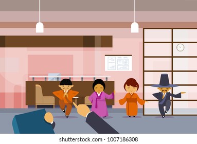 Hr Poniendo De Manifiesto A Un Empresario Asiático Sobre Un Grupo De Empresarios Coreanos En Disfraces Tradicionales Elegir Candidato Para El Puesto De Trabajo Vacante, Concepto De Contratación Ilustración Vector Plano
