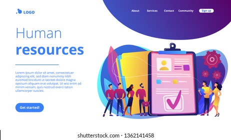 Los gerentes de recursos humanos contratan candidatos con su software y se reanudan en el ordenador. Software de recursos humanos, tecnología de recursos humanos, concepto de control de la eficacia de los empleados. Plantilla de página web de aterrizaje violeta vibrante del sitio web.