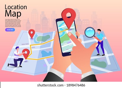 Große Stadtplan, Smartphone mit Standortkarte und Kleinstfiguren, die am Questspiel teilnehmen, Moving-Konzept. Ändern der Adresse, neue Position auf der Navigationskarte. Vektorgrafik.