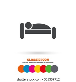 Icono de signo de persona en cama. Lugar de descanso para viajes. Símbolo del zumbador. Icono plano clásico. Los círculos de color. Vector