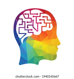 El cerebro humano como tablero de circuitos digitales. Icono de inteligencia artificial. Idea creativa del logo de cabeza de mujer Techno.
