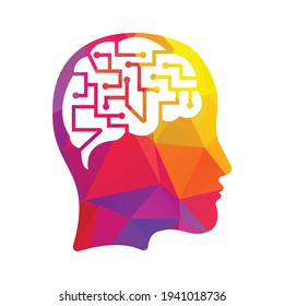 El cerebro humano como tablero de circuitos digitales. Icono de inteligencia artificial. Idea creativa del logo de cabeza de mujer Techno.