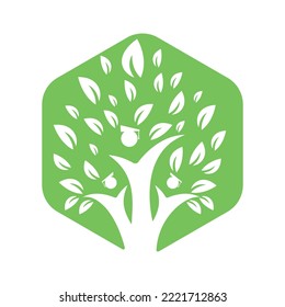 Plantilla de diseño del logotipo del árbol de la educación humana. Estudiantes con vector del logotipo de la tapa de graduación.	