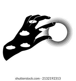 La mano humana como cielo azul turbio que toca el sol brillante. Concepto creativo. Silueta blanca y negra.