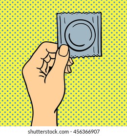 La mano humana que sostiene el condón marca la señal de los dedos humanos