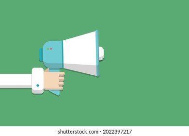 Mano humana sosteniendo un altavoz. Espacio vacío para texto.