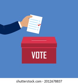 La mano humana coloca el boletín de votos en una casilla de votación. Boletín de votación, urnas, elecciones, conceptos de votación. Casilla roja de votos, fondo azul.