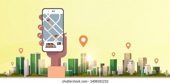 mano humana usando camión en línea de pedir taxi compartir aplicaciones móviles concepto transporte compartir el servicio de transporte la pantalla de smartphone con gps mapa moderno paisaje urbano horizontal